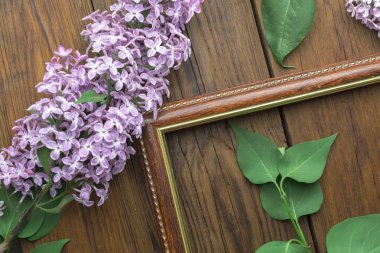 Ahşap arka plan üzerinde leylak çiçekleri ile Vintage çerçeve, bahar konsepti