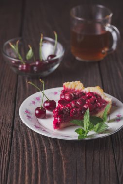 Ahşap masa üzerinde plaka üzerinde lezzetli vişneli turta