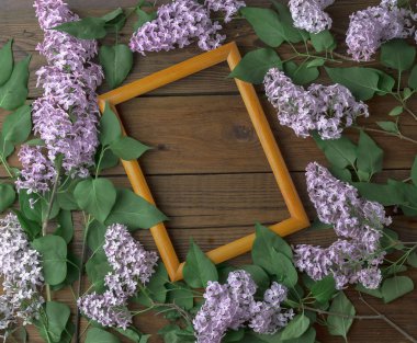 Ahşap arka plan üzerinde leylak çiçekleri ile Vintage çerçeve, bahar konsepti