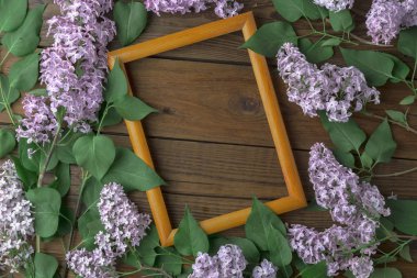 Ahşap arka plan üzerinde leylak çiçekleri ile Vintage çerçeve, bahar konsepti