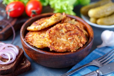 Patates pancakes yemek kase sebze ve sos ile