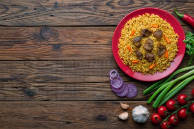 Kopya alanı ile et ve sebze ile ev yapımı pilav çanak Tabak