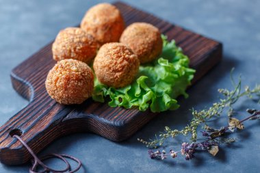 Masa üzerinde ahşap tahta üzerinde kızarmış falafel topları