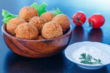 Domates ve sos ile masada kase kızarmış falafel topları