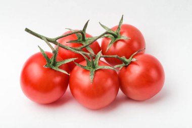 Beyaz arka planda kiraz domates Dalı