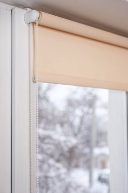 odada pencerede bej kepenk