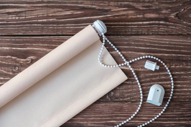 Unrolled bej Roma rustik ahşap arka plan üzerinde gölgeler.