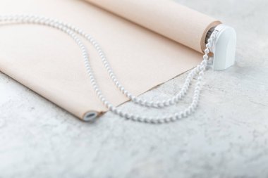 ışık sefil yüzeyinde haddelenmiş bej kepenk