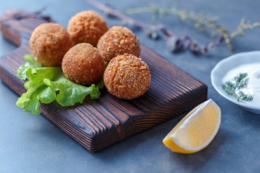 Masa üzerinde ahşap tahta üzerinde kızarmış falafel topları
