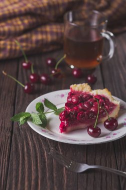 Dilim taze kiraz kek rustik masada plaka üzerinde