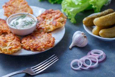 Ekşi krema ve sebze ile plaka yemek patatesli krep