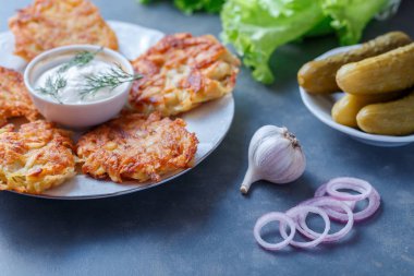 Ekşi krema ve turşu ile plaka yemek patatesli krep