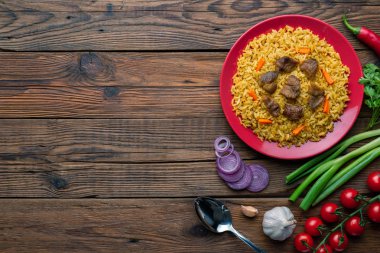 Kopya alanı ile et ve sebze ile ev yapımı pilav çanak Tabak