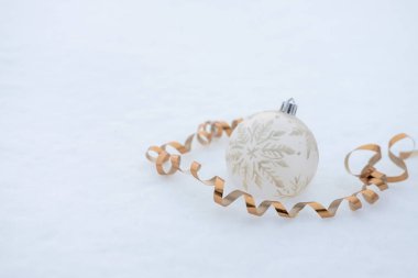 Beyaz kar arkaplanda kar tanesi desenli beyaz balo Noel süsü