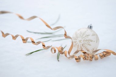 Beyaz kar arkaplanda kar tanesi desenli beyaz balo Noel süsü