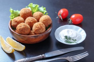 Domates ve sos ile masada kase kızarmış falafel topları