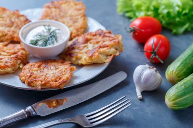 Ekşi krema ve sebze ile plaka yemek patatesli krep