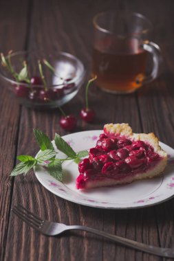 Dilim taze kiraz kek rustik masada plaka üzerinde