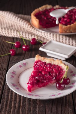 Rustik masada tabakta pişmiş taze vişneli börek dilimi