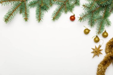 Topları ve beyaz arka plan üzerinde yıldız baubles ile tatil çerçeve Noel dekoratif çam dalları