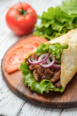 Izgara et ve sebze kesme tahtası üzerinde ile ev yapımı shawarma sandviç