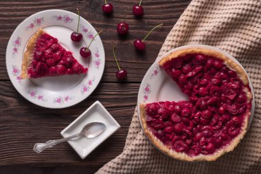 Rustik masada pişmiş taze vişneli börek