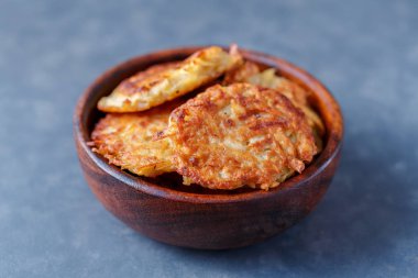 Yemek masada kapta patatesli krep