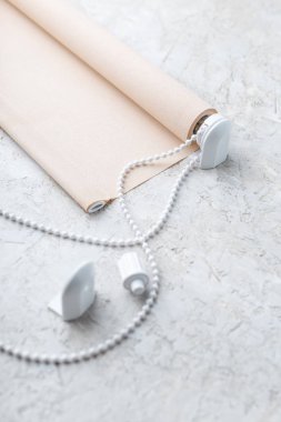 ışık sefil yüzeyinde haddelenmiş bej kepenk