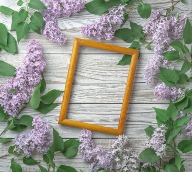 Ahşap arka plan üzerinde leylak çiçekleri ile Vintage çerçeve, bahar konsepti