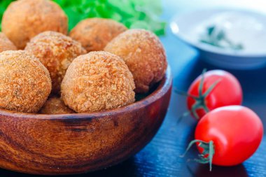 Domates ve sos ile masada kase kızarmış falafel topları