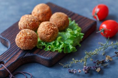 Masa üzerinde ahşap tahta üzerinde kızarmış falafel topları