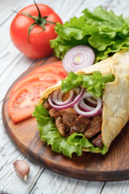 Izgara et ve sebze kesme tahtası üzerinde ile ev yapımı shawarma sandviç