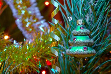 Noel ışıkları bokeh arka plan üzerinde şenlikli köknar ağacı asılı ağaç şeklinde bauble