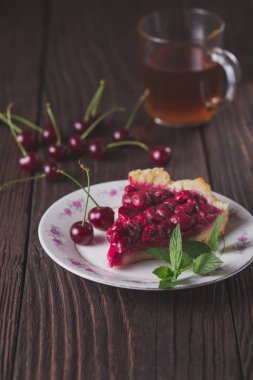 Dilim taze kiraz kek rustik masada plaka üzerinde
