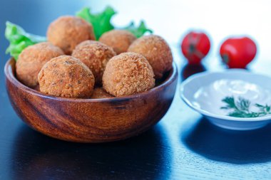 Domates ve sos ile masada kase kızarmış falafel topları