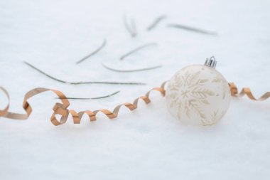 Beyaz kar arkaplanda kar tanesi desenli beyaz balo Noel süsü