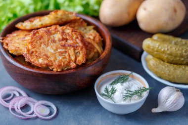 Kase patates gözlemesi ekşi krema ve turşu ile