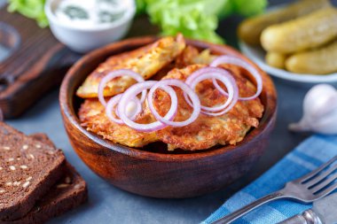 Patates pancakes yemek kase sebze ve sos ile