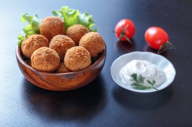 Domates ve sos ile masada kase kızarmış falafel topları