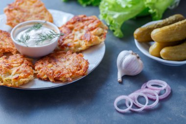 Ekşi krema ve sebze ile plaka yemek patatesli krep