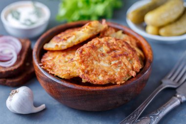 Kase patates gözlemesi ekşi krema ve turşu ile