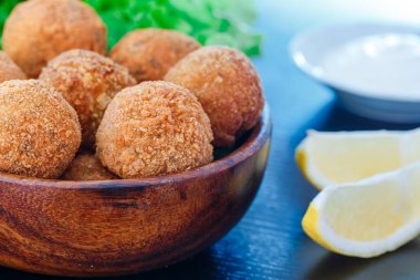 Limon ve sos ile masada kase kızarmış falafel topları