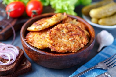 Patates pancakes yemek kase sebze ve sos ile