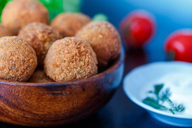 Domates ve sos ile masada kase kızarmış falafel topları