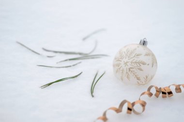 Beyaz kar arkaplanda kar tanesi desenli beyaz balo Noel süsü