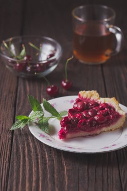 Dilim taze kiraz kek rustik masada plaka üzerinde