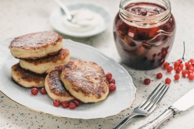 Masada çilek ve pudra şekeri ile tabakta kızarmış lor börek