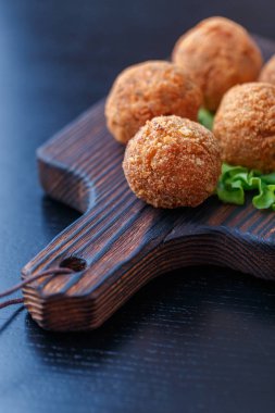 Masa üzerinde ahşap tahta üzerinde kızarmış falafel topları