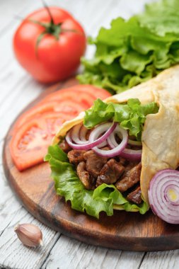 Izgara et ve sebze kesme tahtası üzerinde ile ev yapımı shawarma sandviç