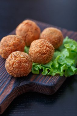 Masa üzerinde ahşap tahta üzerinde kızarmış falafel topları